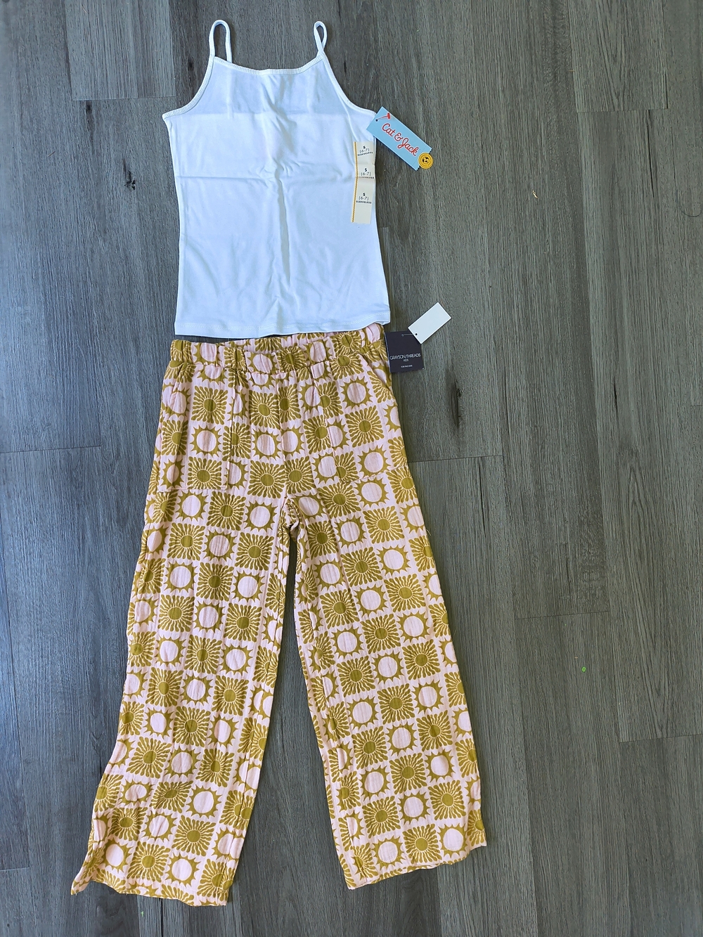 2pcs Kids White Tan Top and Mustard Geometric Wide-Leg Pants